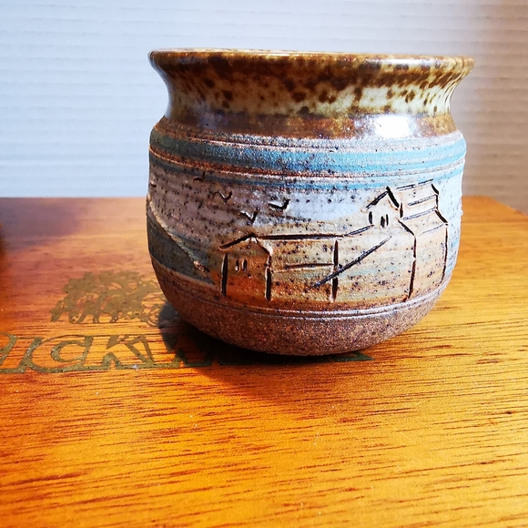 Small Striped Speckled Pottery Vase Etched with House Hills and Birds in Flight - Picture 8 of 16